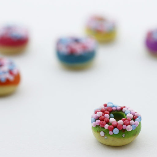 Achat donut pistache miniature fimo 1cm - création gourmande pate polymère