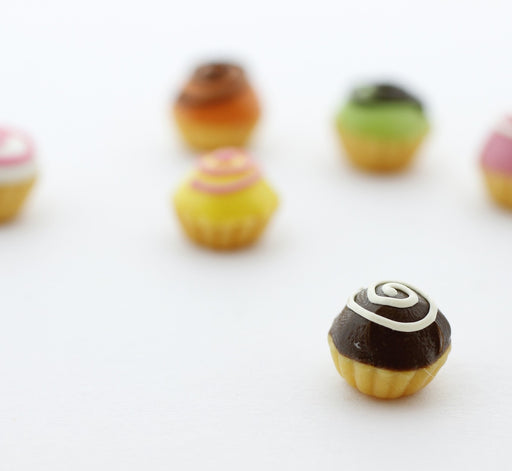 Achat cupcake miniature chocolat noir en pate fimo - décoration gourmande en pate polymère