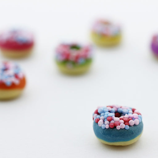 Achat donut myrtille miniature fimo 1cm - création gourmande pate polymère