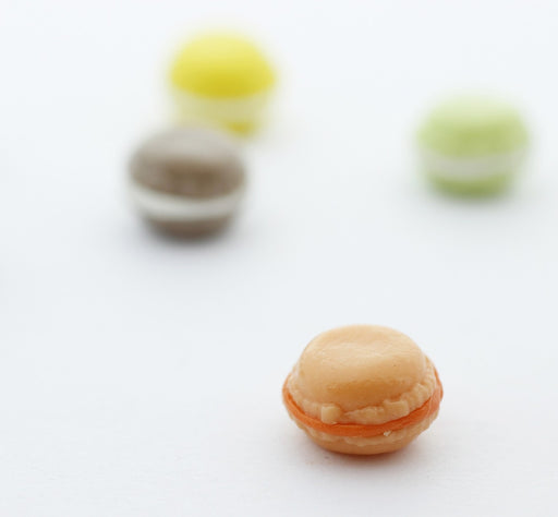 Achat macaron abricot miniature en pate polymère - décoration gourmande pate fimo