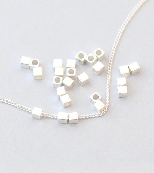 Achat au détail X25 perles cubes métallisées laitonargentées 3X3X3mm pour bracelet collier sautoir BO