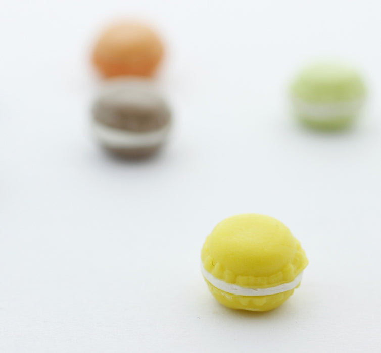 Vente au détail macaron citron miniature en pate polymère décoration gourmande pate fimo