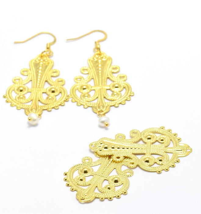 Acheter au détail 2 pendentifs arabesque estampe dorée 40 x 27 mm pour boucles d'oreilles ou sautoir.