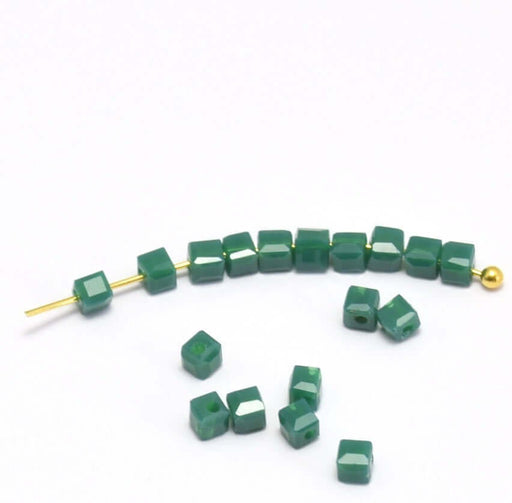 Vente au détail 10 perles cube 2x2x2 mm vert jade foncé à facettes en verre imitation jade 2x2x2 mm trou: 0.5 mm
