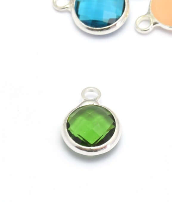Acheter en gros 1 pendentif argent 12x9x5 mm, Trou: 2 mm et verre à facettes vert émeraude avec contours argentés