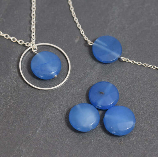Acheter en gros 3 perles rondes plates à facette JADE teinté bleu primaire opaque. 14,5 mm trou : 1 mm